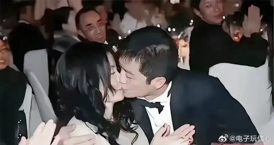 热恋时的王菲李亚鹏，合照里满脸幸福甜蜜