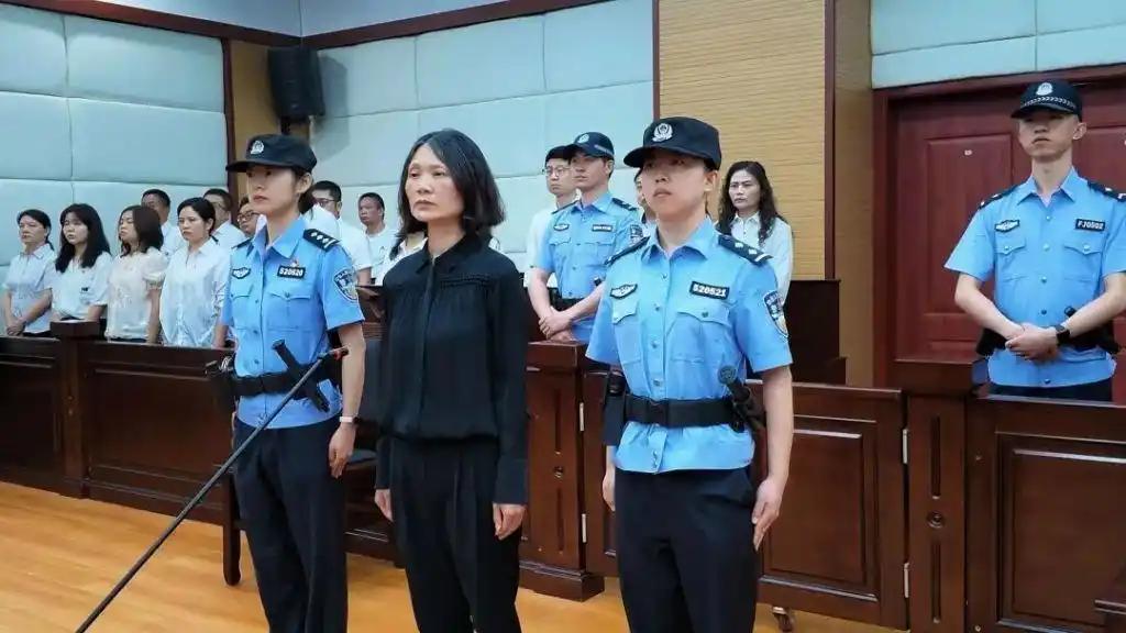 站在被告席上的田艳，身材瘦削两眼无光，乌黑亮丽的黑发，夹杂着些许白发，曾经光鲜亮