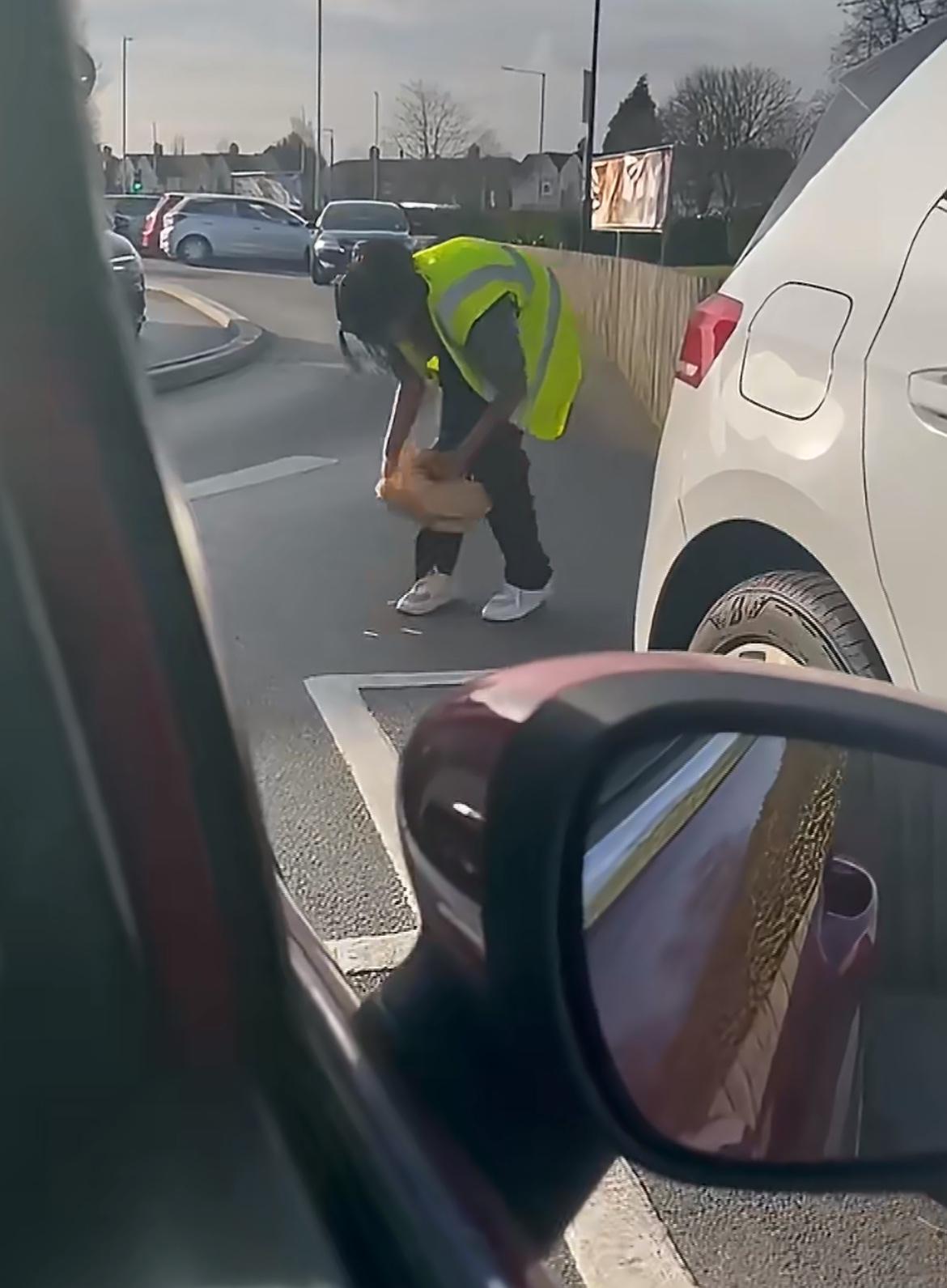 车主目睹自己的外卖掉地上了，被印度外卖员捡起放了进去，然后淡定地递给车主，车主说