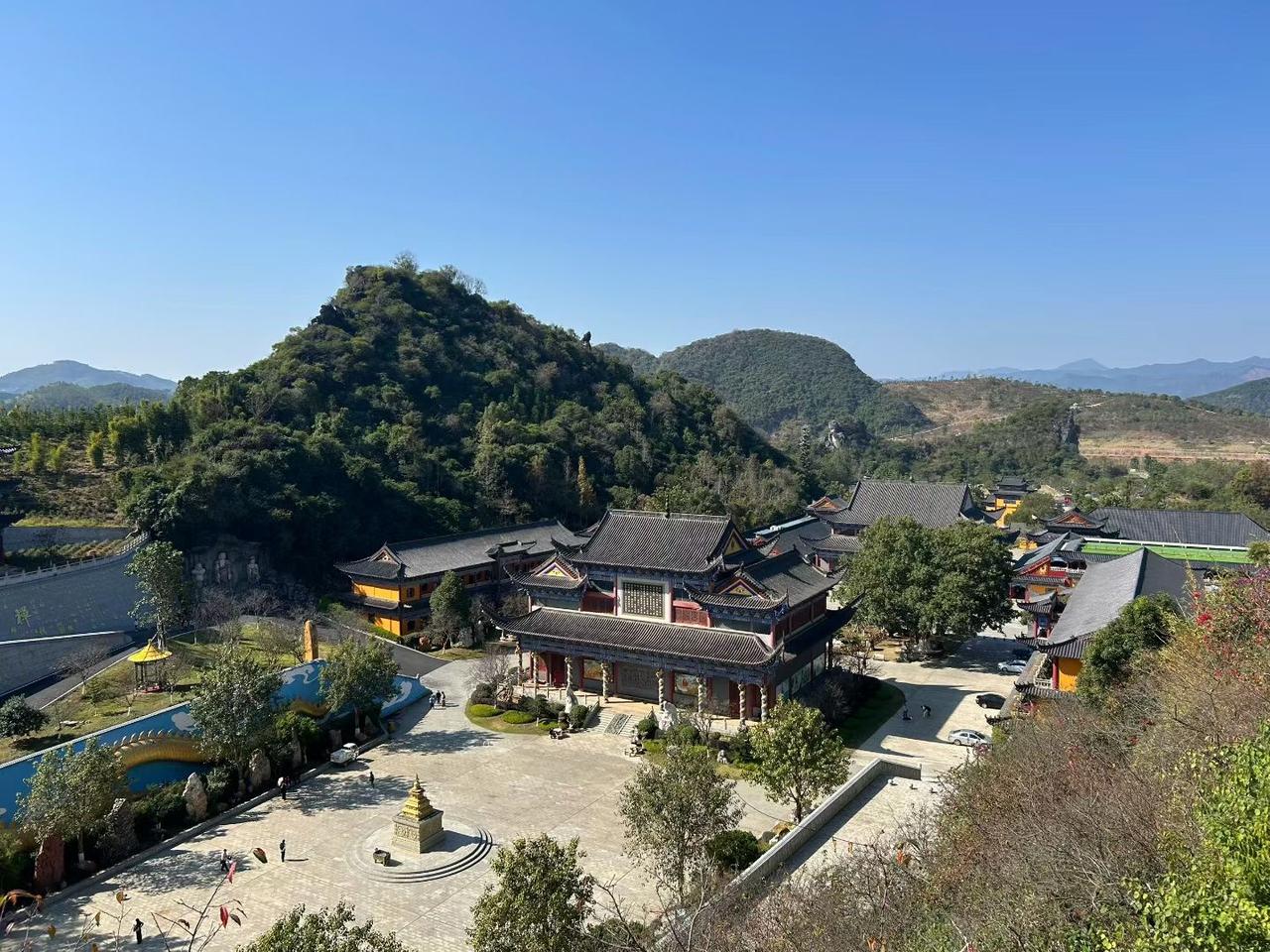 一个岭上愚山人：不修心，只修皮囊。常常有朋友问我：“你现在还修心吗？”我说：