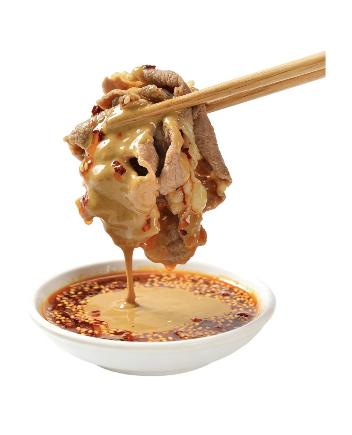 听说这块肉火了，用筷子夹着肥牛在酱汁里滚一圈，汤汁拉满，花生芝麻香混着红油