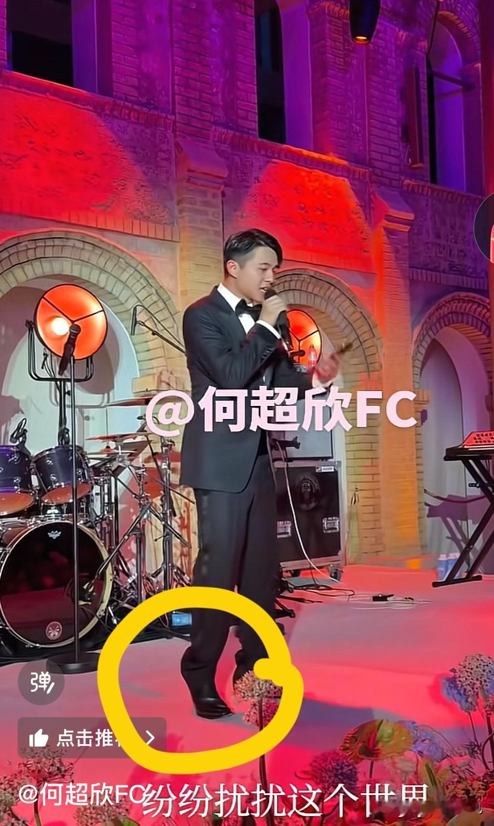 哈哈，如此看来，不光何猷君钟情于穿增高皮鞋，哥哥何猷亨竟也喜爱穿高跟鞋。不知大
