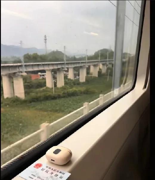 今天我给我的孩子讲只要不犯法，谁打你，你就重重的打回去，打赢了妈妈有奖励。