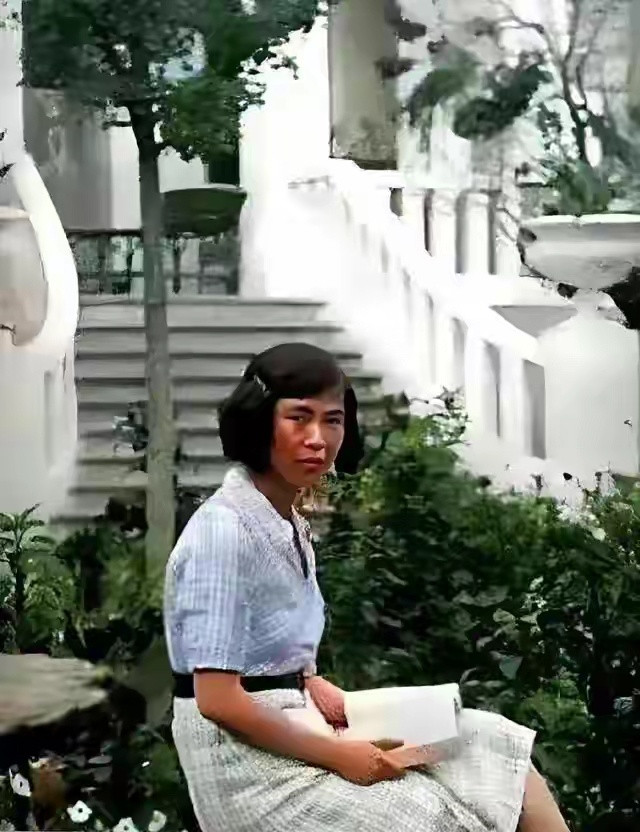 1938年，贺子珍在莫斯科的珍贵留影，穿着时髦，却满脸疲惫