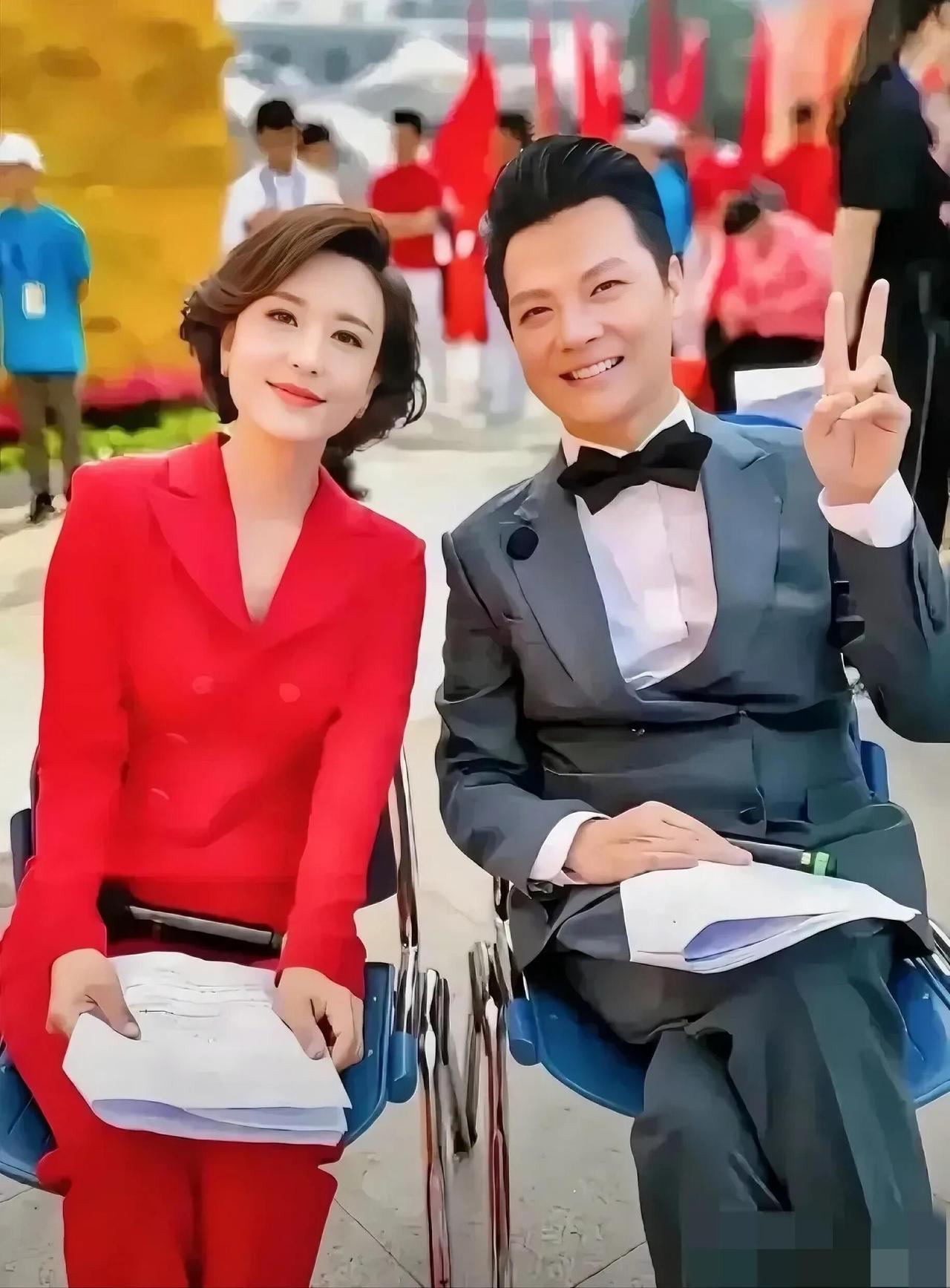 难得看见央视的两位主持人的场外主持的场景，帅哥是主持过很多次央视春晚的任鲁豫，有