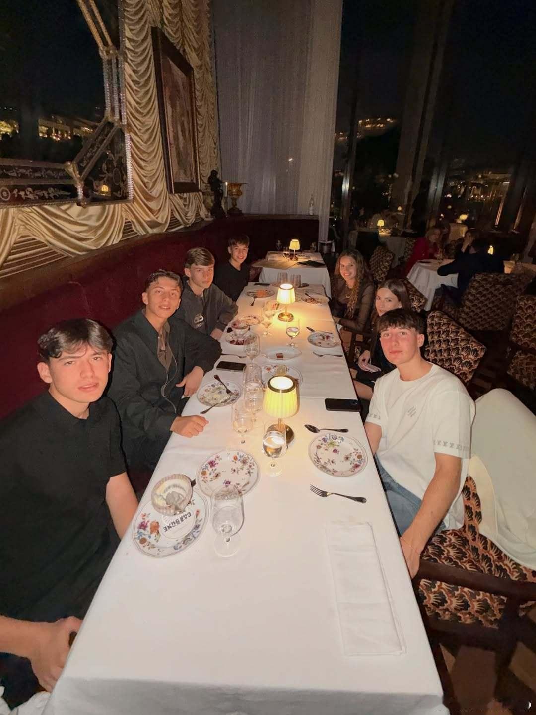 尤文图斯星二代们的圣诞聚餐。⭐️🎄图左前起：马蒂亚·巴尔扎利（佛罗伦萨，中锋）