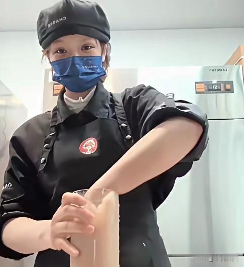 以一己之力把门店干倒闭了！女孩只是玩了网上的一个梗“印度奶茶”，没洗手、没戴手套
