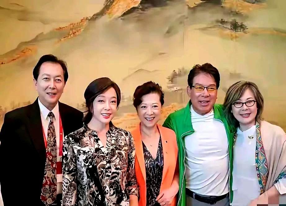 这位站C位的奶奶，到底什么来头？一张老艺术家合影最近火了，刘晓庆、唐国强都在