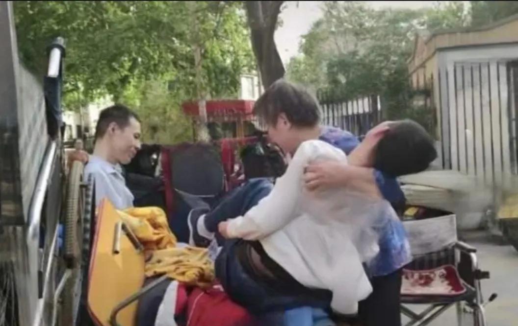 有娘就是福！1990年，2个儿子渐冻症，医生断言：活不过18岁！残疾父亲对他们不