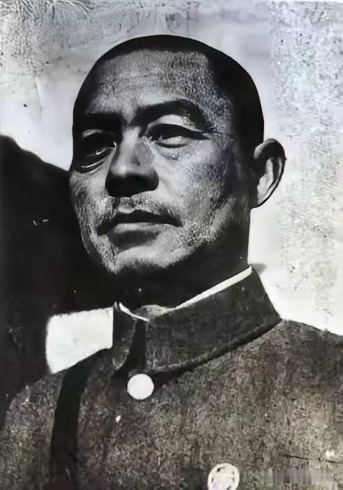 张自忠战死时，身边的随从马孝堂被日军一刀砍中脖子，他忍着剧痛滚进旁边的沟里。日军