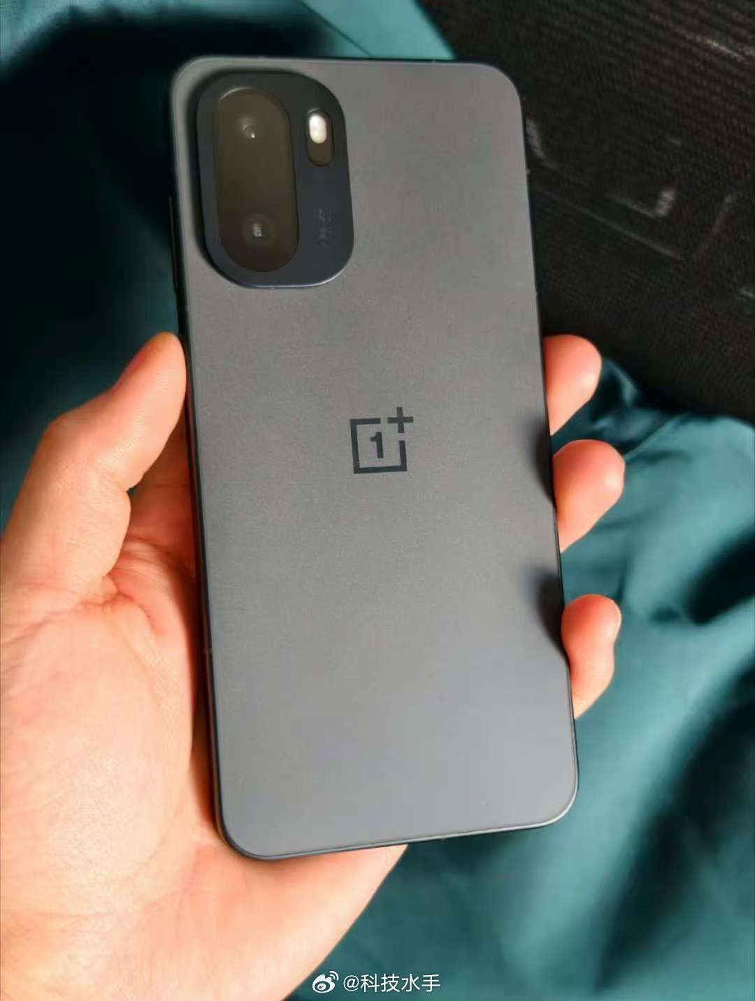 给在意续航的朋友提个醒！一加Ace6至尊版要来了，8500mAh电池+165Hz