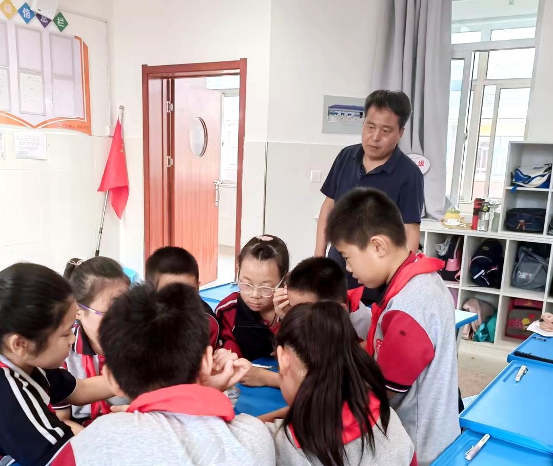 课堂教学是教师的主要工作方式，驾驭不好课堂，教师一辈子难受。很多年轻教师上课