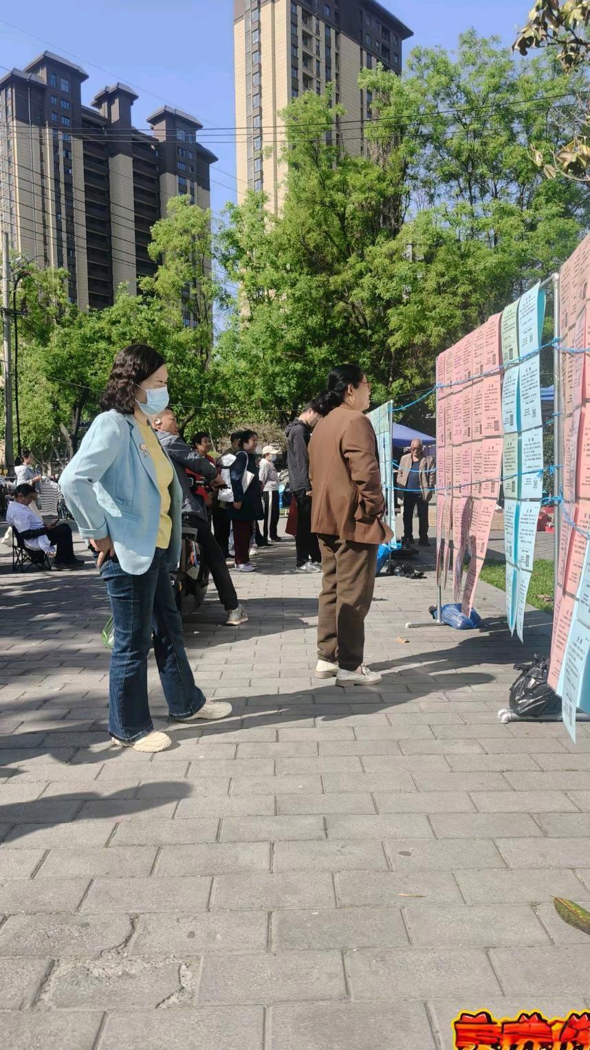 现在都是长辈帮忙筛选