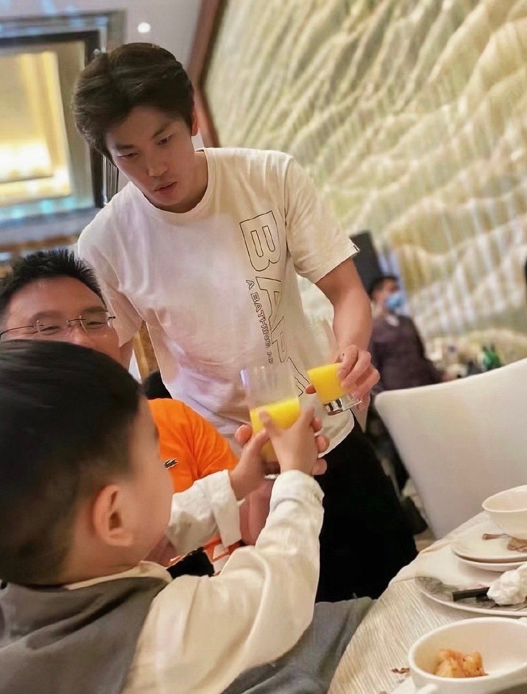 可乐&橙汁顺顺敬酒更喜欢哪一款#汪顺#​