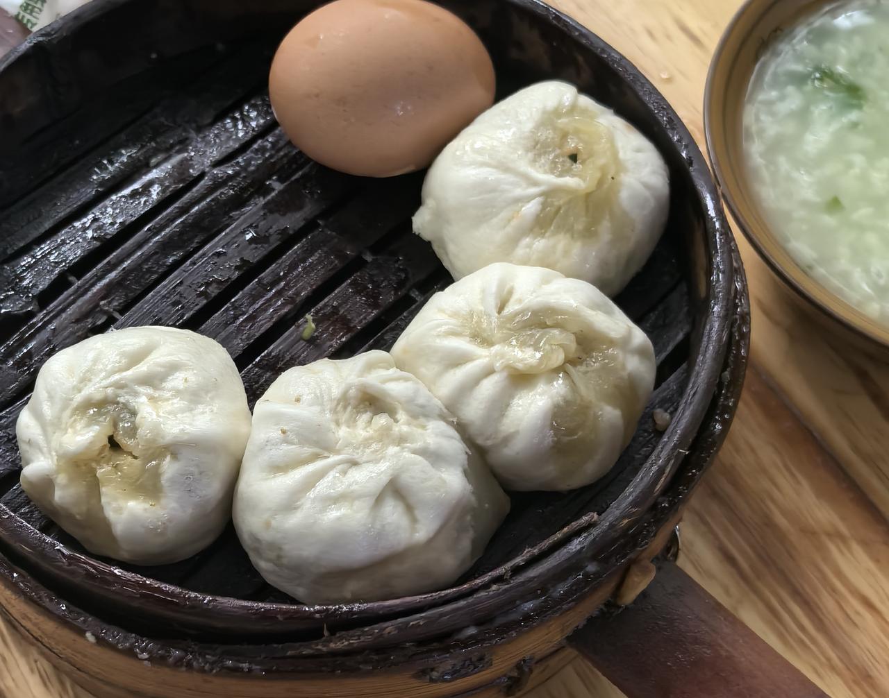 遍布成都大街小巷的泸州小笼包，现在成了本地市民普遍接受的一种早餐品种，丰富了成都