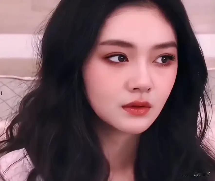 跟具俊晔结婚后，大S真的幸福吗？其实不然，看到她发给汪小菲的“全家福”，就知道