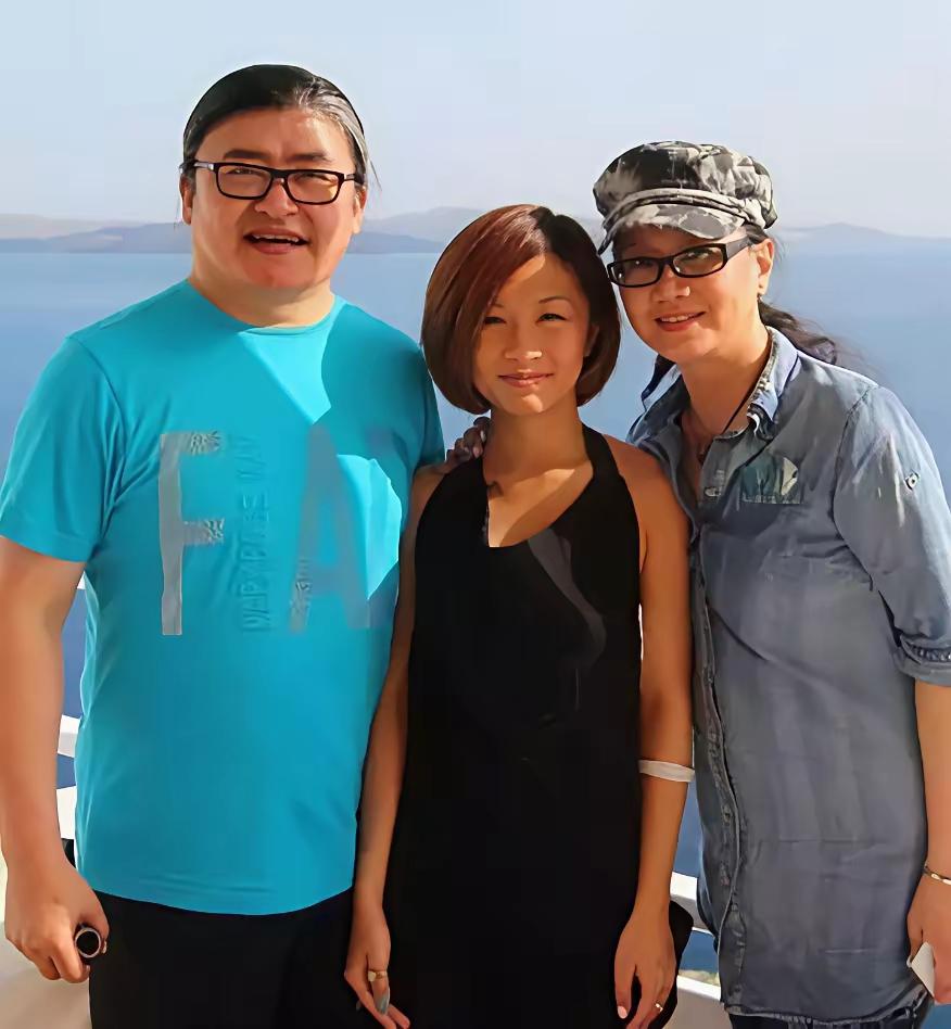刘欢和妻子女儿的大合照