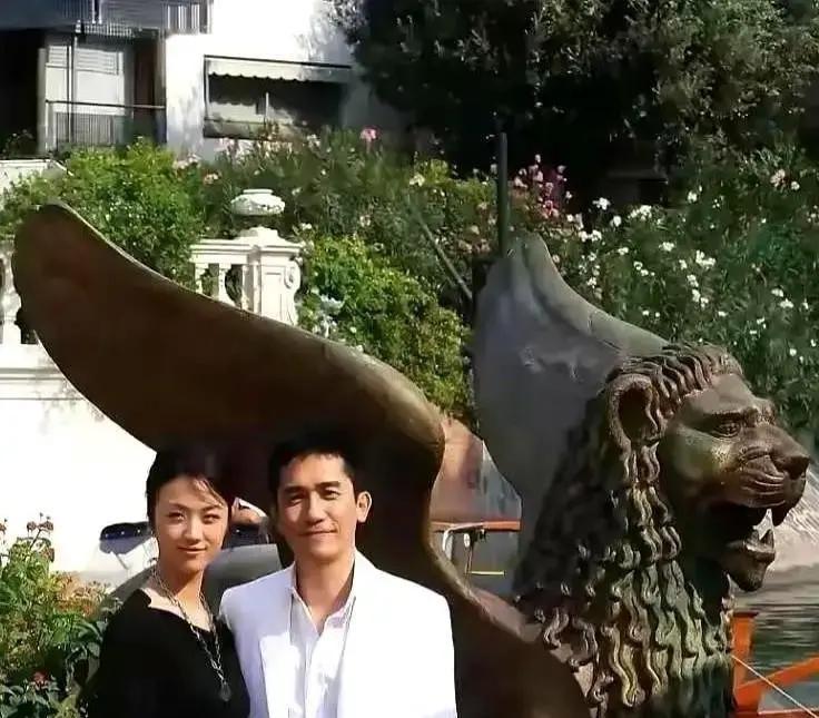 汤唯和梁朝伟拍《色戒》前被李安安排一起住了三个月。导演要他们把陌生感磨光，像真