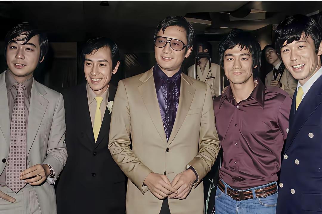 突然发现四哥身上那种放荡不羁得气质谢霆锋身上也有[微笑]