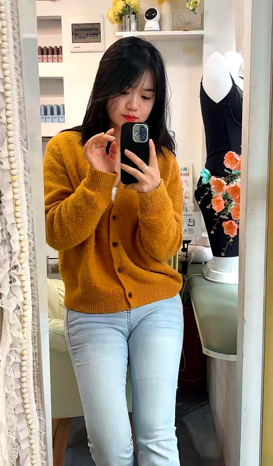 牛仔裤终于不把人当香肠了。以前拉链一拉，肉从腰头挤出来，像过年灌肠，好看是