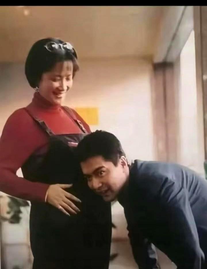 许亚军接到噩耗那天，北京还在下小雨，他推掉三个剧组的通告把自己关进屋里，只干两件