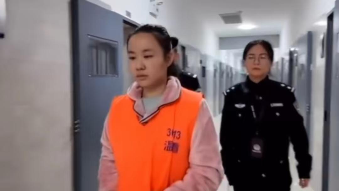 明珍珍究竟犯了多少罪？极刑是三针还是花生米？明珍珍一共被认定犯有14项罪名。