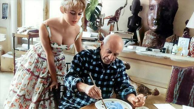 1956年，当21岁的碧姬·芭铎拜访74岁的毕加索时，留下了一张珍贵的老照片。毕