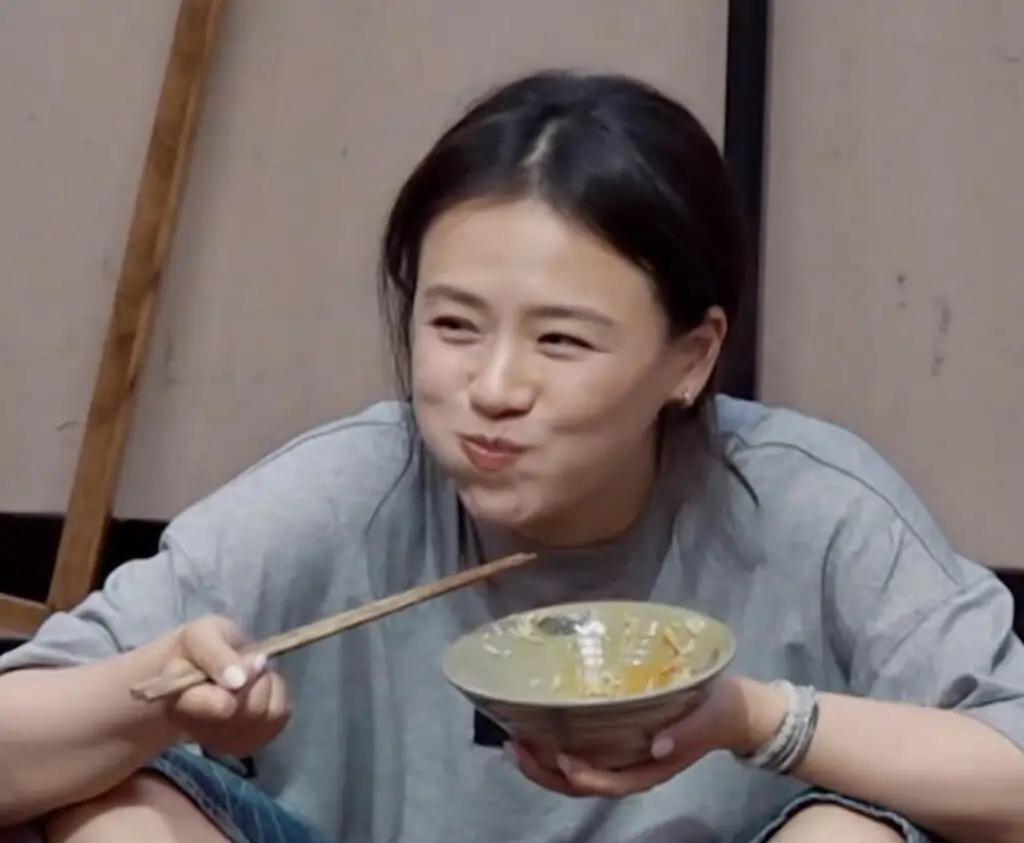 马思纯在综艺里是真不把自己当明星啊！[比心]看她最近在《花儿与少