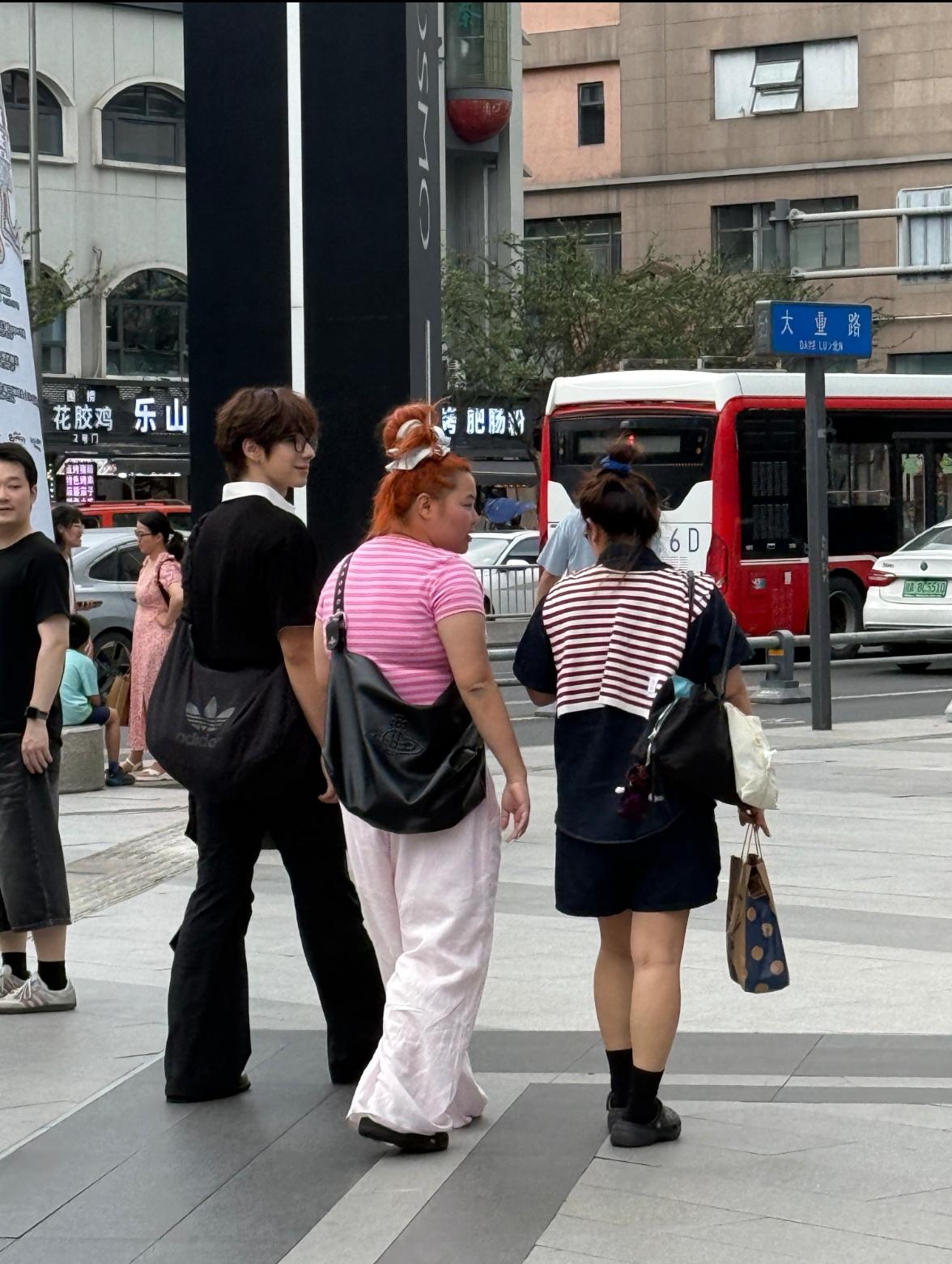 端午小长假和女儿去逛街偶遇大明星，哇塞，真人比屏幕上更帅小脸，小嘴，高