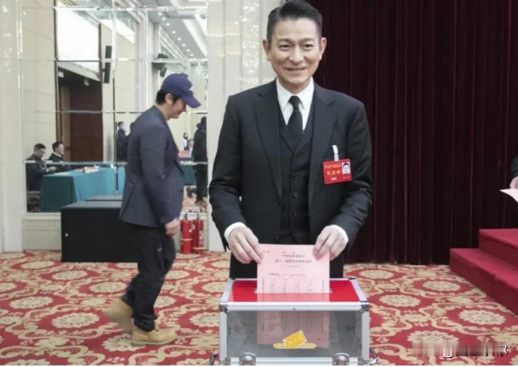 刘德华的着装实在是得体，看见他，脑海里就浮现一句话：这是骨子里自带的绅士。而且他
