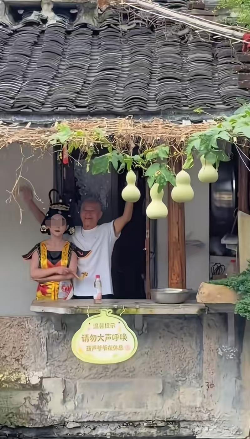 “葫芦娃”爷爷为什么要把葫芦摘了？原因有3个：1、老伴吃醋了自从葫芦爷爷