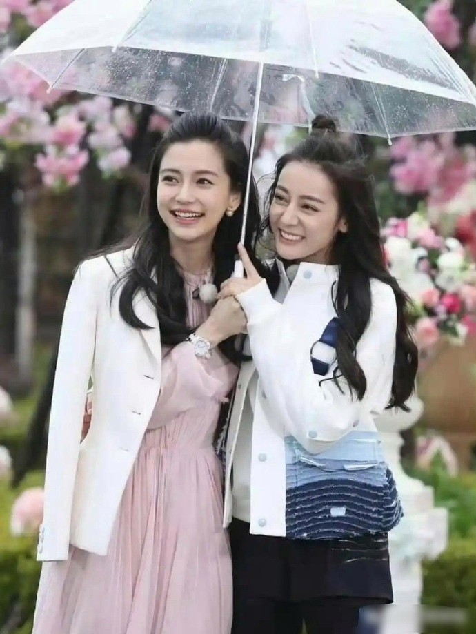 跑男时期的杨颖和迪丽热巴，当时节目组是怎么找到这一对美女的，也是人才