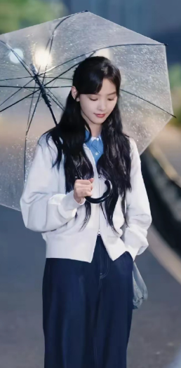 好看的衣服不一定是大牌，章若楠难哄里的穿搭普通人也能穿得起​​​