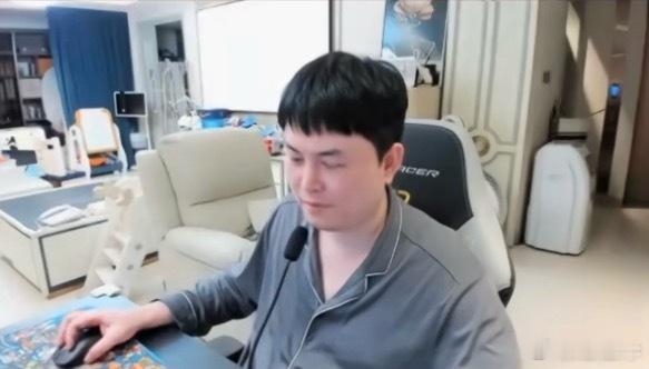 枫哥：说句实话真的感叹一下，一个月前心态爆炸的时候说了一句，这个队伍是地狱级难度