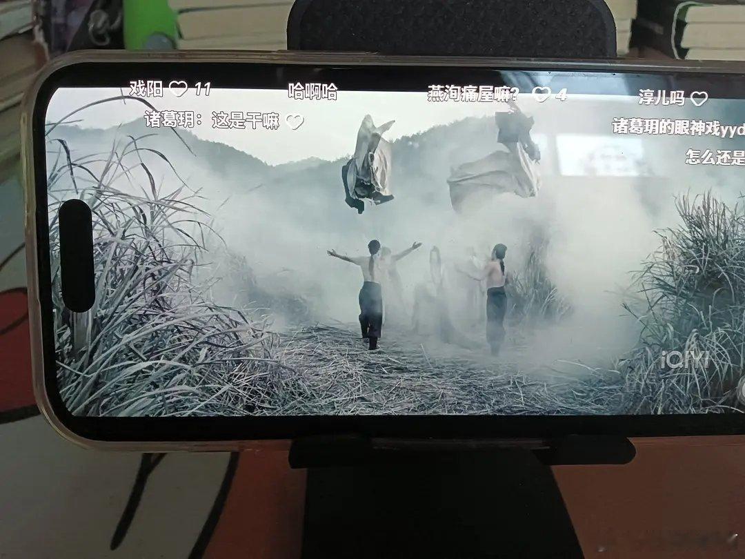 导演不是给子吗。。也这么对女角色爱男凝恶趣味。。。