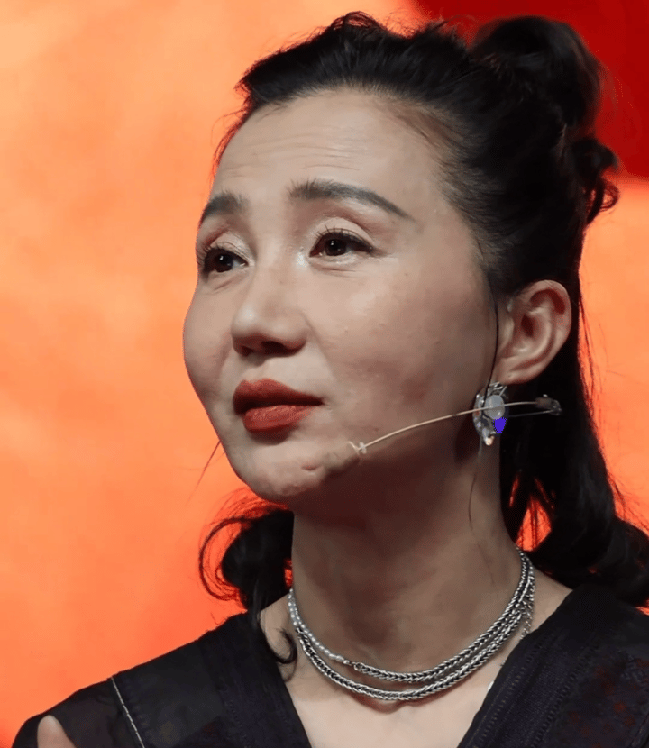 还认得出吗？还敢认吗？这又是多少人的童年女神—45岁阿朵45岁这状态是真的有