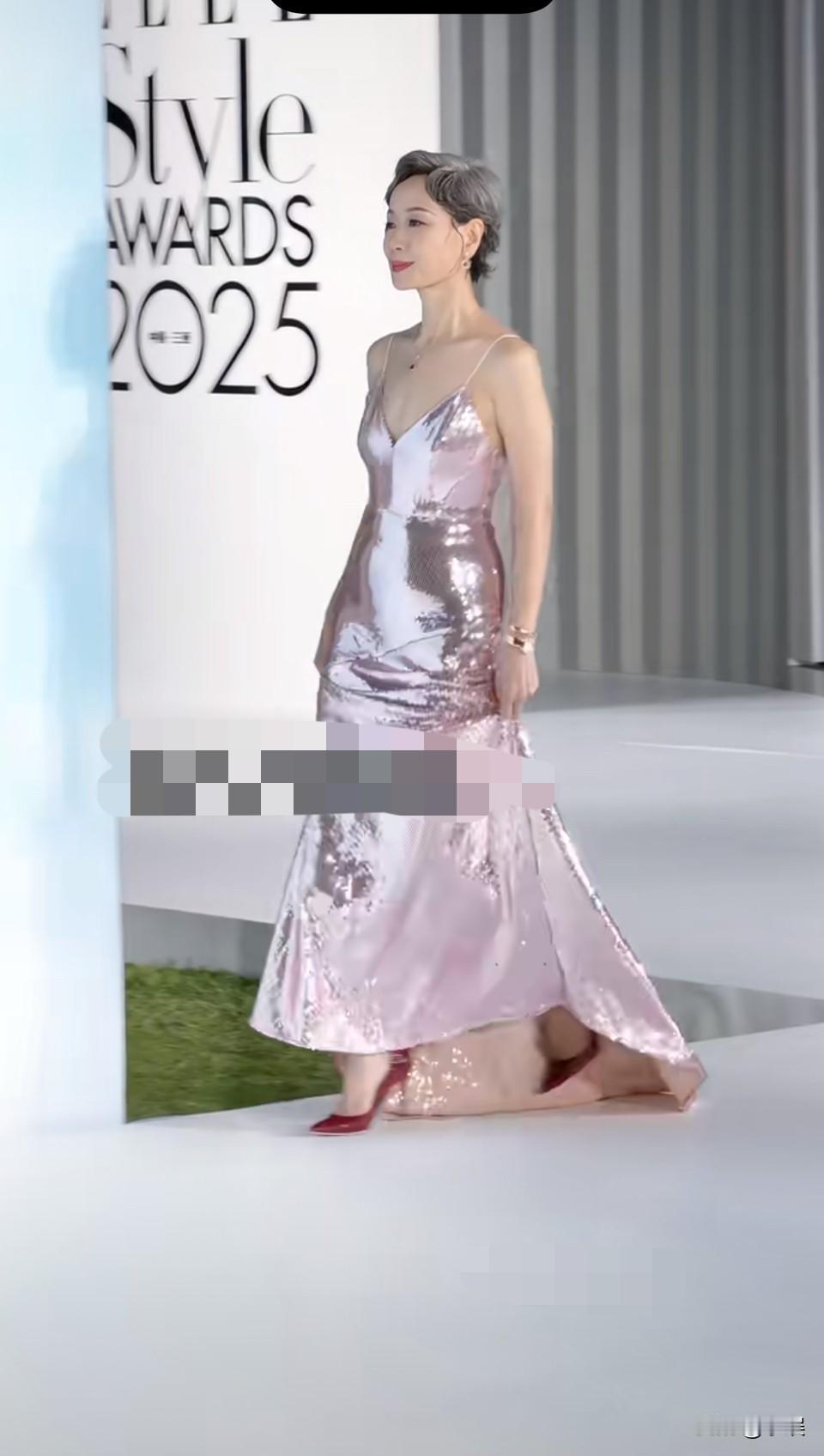 天哪，她是唯一一个上了年纪露肤还这么美的，肌肉紧实，皮肤状态年轻，我敢说比很多4