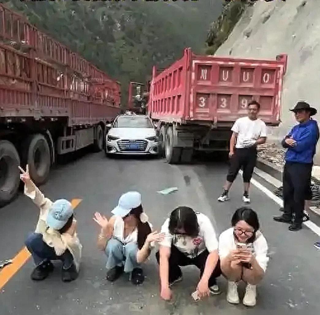 无知者无畏！？近日，有网友发视频，四位如花似玉的小姑娘，驾驶