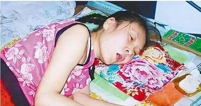 1987年，河北一个小村子里，一个18岁女孩被亲哥扇了两耳光后，竟然躺下装瘫，这