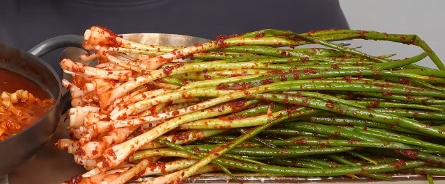 我本人吃一点生葱能难受两天，但是特别喜欢看吃播的人吃生葱泡菜