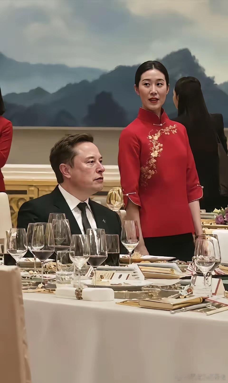 国宴上的服务员，看着老成持重。