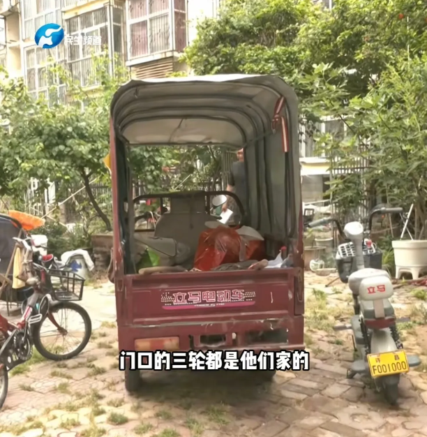 “太嚣张了！”一楼业主霸占了四个公共停车位，在里面种菜、摆放杂物，没人敢把车停那