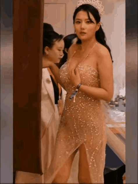 女子这一捂，把人们的眼光都吸引过去了，欲盖弥彰，确实有点减分了。女子身材丰腴，