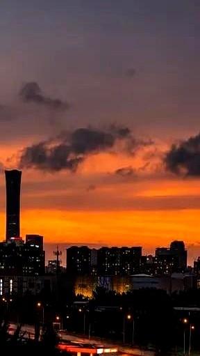 我这个70后，现在悔得肠子都青啦，后悔只生了一个孩子。朋友高姐讲起当年东躲西藏