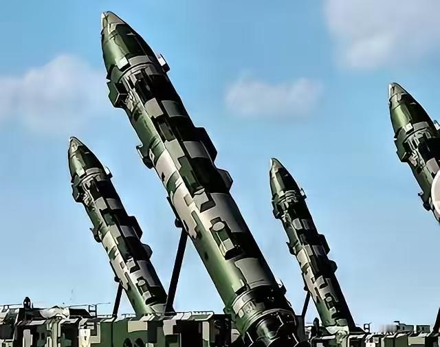 日本军事基地都挤在几处重点位置，横须贺、佐世保这些地方全是舰艇。航空自卫队的飞机