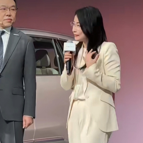 郭晶晶告诉你，最高级的炫富，叫“不需要”！刚刚广州车展生图流出她往那一站