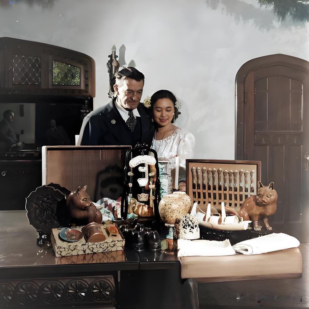 您瞧这张老照片里，陈纳德跟陈香梅挨站着，面前那桌子上摆的物件儿可真叫琳琅满目！青