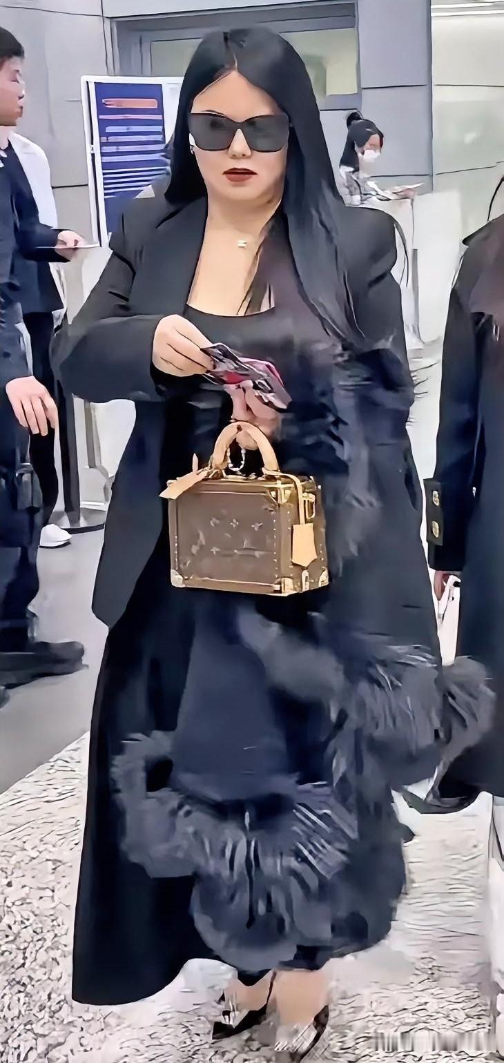 果不其然我的天李湘这一身行头，恐怕又是几百万上千万吧！有钱人真是任性。李湘手