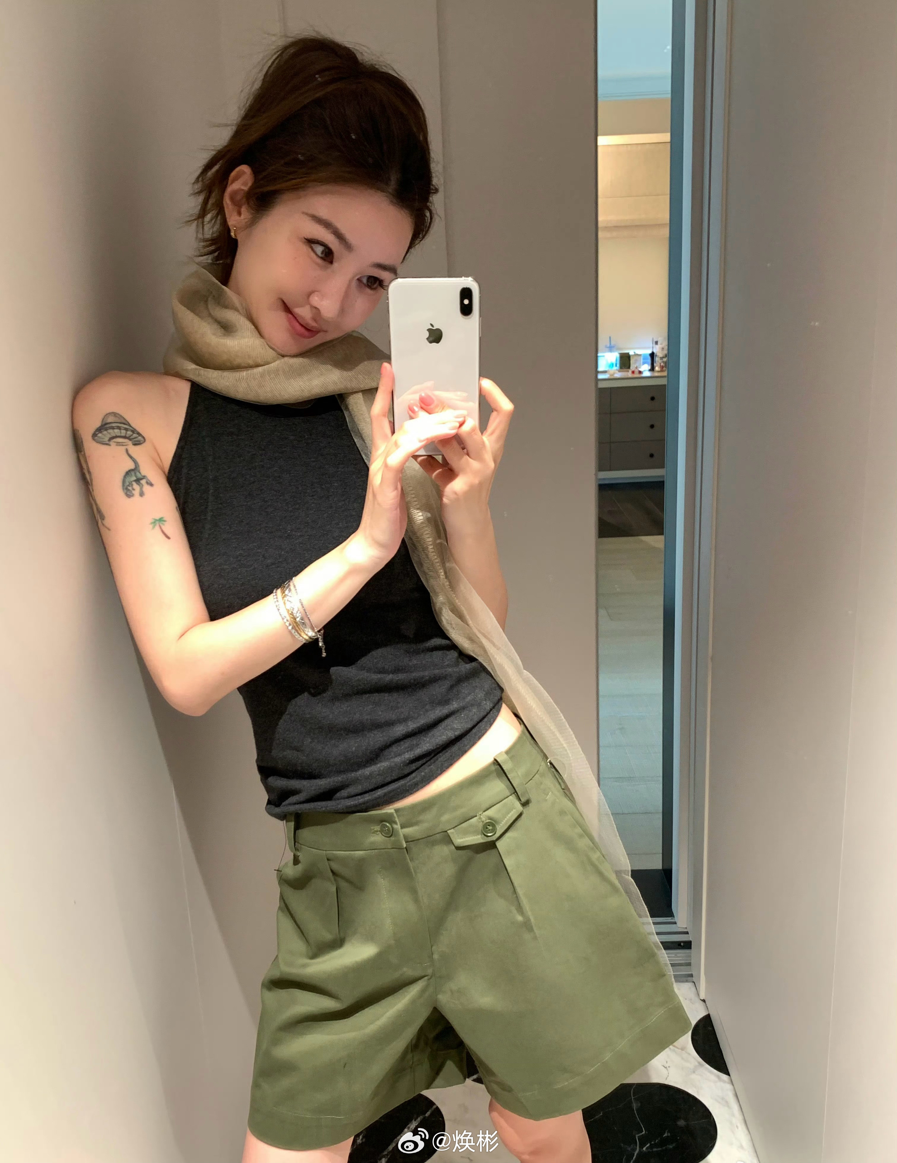 刷到一个好看的小姐姐还在用iPhoneXs。