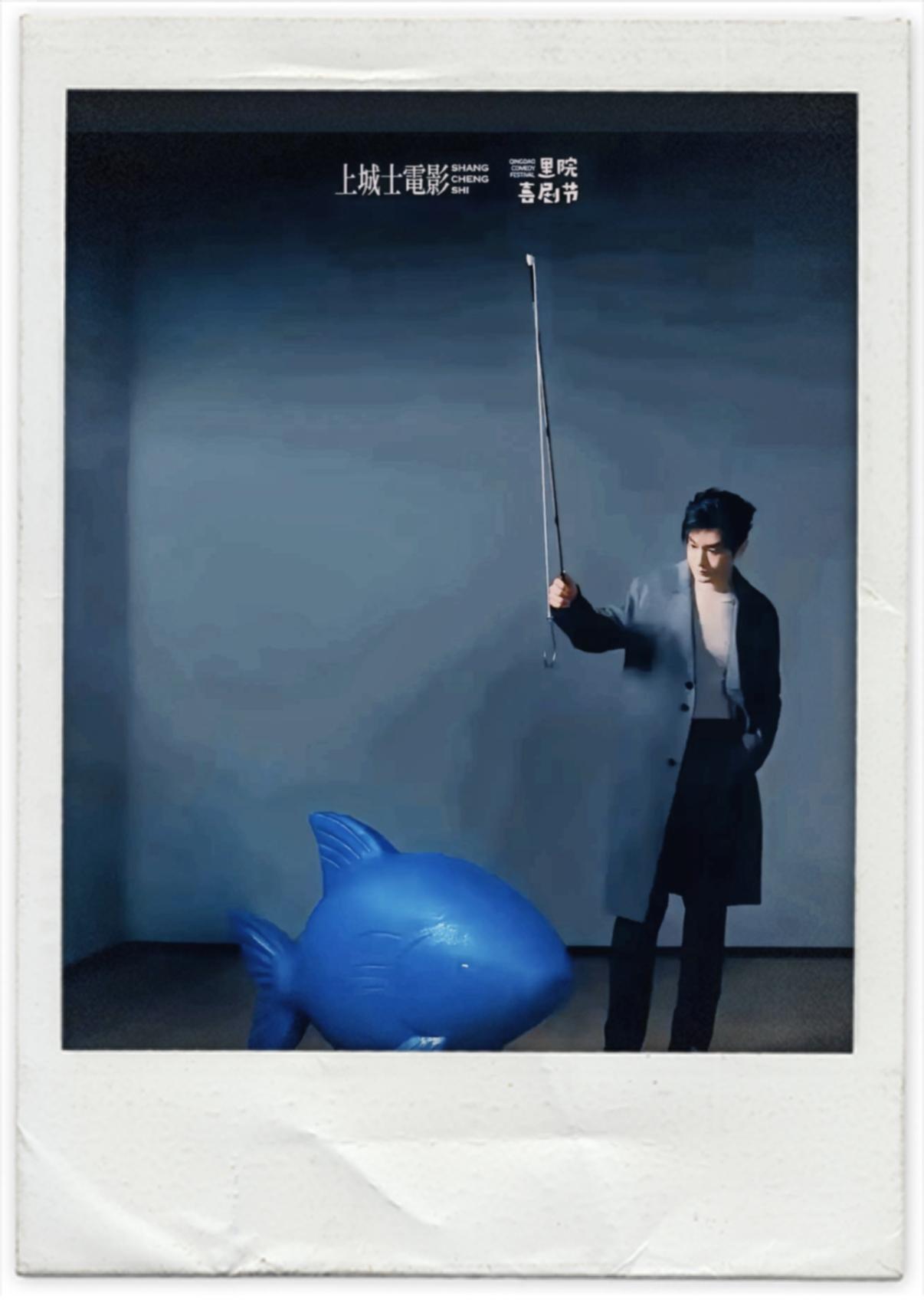 黄晓明这是啥操作真的看不懂!难道是资本的力量?手里拿的东西戳得人眼睛疼,